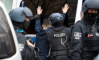 Gleich mehrere Personen sind während der Razzia am 27. April von den Polizeikräften in Gewahrsam genommen worden. - Patrick Menzel
