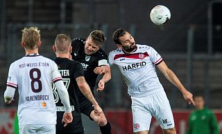 Kopf an Kopf: Nicht zuletzt auf die Duelle zwischen SVR-Kapitän Daniel Flottmann (l.) und Ex-SVR-Torjäger Simon Engelmann, wie hier im Hinspiel, darf man gespannt sein. - Noah Wedel