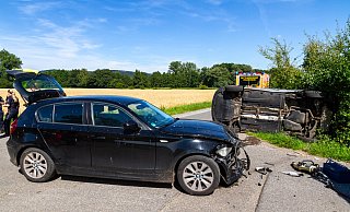 Die Feuerwehr sicherte die Unfallstelle zwischen Veltheim und Lohfeld ab. - Feuerwehr Porta/Michael Horst