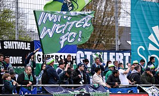 200 Fans sind am Ostermontag mit nach Bövinghausen gereist, um den FC Gütersloh anzufeuern. Sie hatten am Ende allen Grund zum Feiern. - Teresa Kroeger
