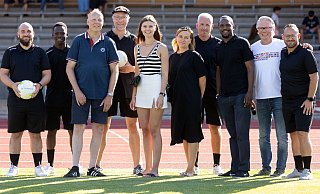 Die Mitglieder des VfB-Fichte-Projekts: Daniel Kirchkessler (Projektleiter Akademie, v.l.), Walid Yerima (Botschafter), Mike Arendt (Vorsitzender VfB Fichte), Frank Schwarzer (Vorstand Jugend), Hannah Winkelmann, Agnes Seidel (beide Unterrichtsbetreuung Akademie), Tobias Seidel (Jugendvorstand), Sidney Somao (Stanno Club+Sponsoring Manager), Jobst Hölzenbein (Vorsitzender Fußballabteilung), Namik Cakir (Jugendkoordinator). - Oliver Krato