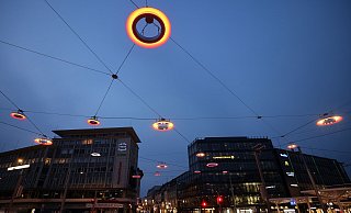 Sie geben dem umgebauten und sanierten Jahnplatz eine besondere Note: die neuen Nachtsonnen. - Oliver Krato