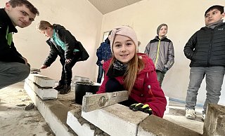 Beim Baustellentag am Kita-Neubau für die Kinder der Grundschule Altenautal zeigt Drittklässlerin Alica ihr Talent beim Mauern. - Jens Reddeker