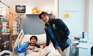 Arminia Bielefelds Kaito Mizuta (r.) machte dem 12-jährigen Ziyang eine Freude. - Arminia Bielefeld