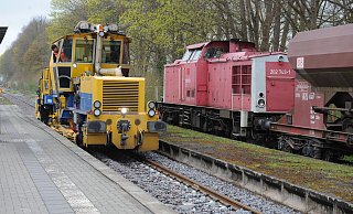 Eine V 100 der früheren DDR-Reichsbahn hatte Schüttgutwagen mit Schotter nach Lübbecke gebracht. Ein Schotterpflug rollte über die Gleise, bis die dann von einem weiteren Spezialfahrzeug gestopft und in Form gebracht wurden. - Joern Spreen-Ledebur