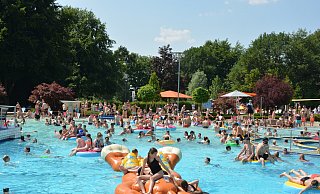 Bei schönem Wetter wird es im Verler Freibad regelmäßig sehr voll - manchmal zu voll. Dann wird der Einlass zeitweilig geschlossen. - Karin Prignitz