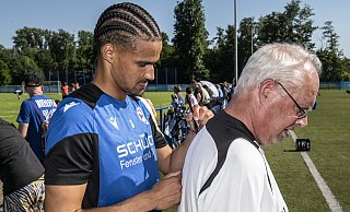 Arminia-Neuzugang Joel Felix (l.) schreibt beim Trainingsauftakt fleißig Autogramme. - © Jörg Dieckmann - www. dieckmann-fotodesign.de