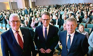 In der Delbrücker Stadthalle begrüßten Ulrich-Helmut Happe (r.) , Sprecher der Delbrücker Unternehmergruppe, und Bürgermeister Werner Peitz (l.), CDU-Generalsekretär Carsten Linnemann. - Jens Reddeker