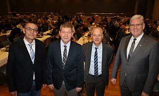 Zum Bauforum hatten Firmenchef Ulrich Helmut Happe (2. v. l.) und Happe-Prokurist Hans-Georg Rodehutskors (l.) Verbandsdirektor Alexander Rychter (2. v. r.) vom Verband der Wohnungs- und Immobilienwirtschaft als Gastredner geladen. Bürgermeister Werner Peitz sprach ein Grußwort. - Regina Brucksch