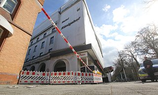 Weitere Teile der Fassade überm Namenszug "Königshof" sind am Montag heruntergefallen. - Ulf Hanke