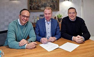 Der Betriebsführungsvertrag zwischen der Stadt und der Westfalen-Therme wurde jetzt um ein Jahr verlängert. Die Geschäftsführer der Therme Robin Stork (l.) und Norbert Leibold sowie Bürgermeister Ulrich Lange unterzeichnen den Vertrag. - Stadt Bad Lippspringe