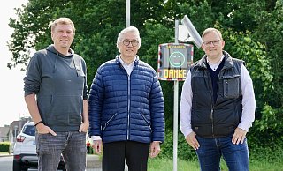 Göran Reich (v. l.), stellvertretender Schulleiter der Grundschule Altenhagen, Heiko Fastenau, Vorsitzender des Fördervereins Altenhagen, und Sascha Quisbrock, Sprecher des Zusammenschlusses der Altenhagener Vereine und Institutionen, vor der neuen Geschwindigkeitsmessanlage. - Peter Unger