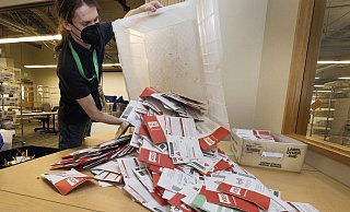 Wahlhelfer Patrick Schmeichel bereitet die Auszählung der Stimmzettel aus King County vor, die am Wahltag in einer Official Ballot Drop Box eingeworfen wurden. - Dpa