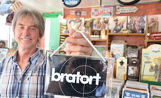 Heinrich Delbeck verkauft in Paderborn Nostalgieschilder - wie den ans Tatort-Logo angelehnten "bratort" für die Küche. - Holger Kosbab