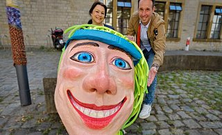 Die Leiterin des Bielefelder Kulturamtes, Brigitte Brand, und der Chef von Radio Bielefeld, Timo Fratz, freuen sich auf das Kinderkulturfest. Ins Bild hat sich ein Wackelpeter gemogelt. - Andreas Zobe