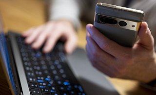 Egal ob per Mail oder per Whatsapp: Betrüger versuchen ihren Opfern immer wieder mit falschen Nachrichten Angst zu machen. - dpa