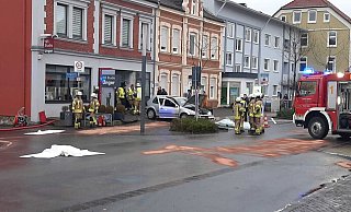 Der Bereich am Paderborner Tor in Warburg ist während der Unfallaufnahme komplett gesperrt. - Dieter Scholz