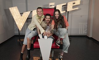Alessio Loriga hier neben Pauline Steinbrecher (l.) und Yvonne Rüller (r.), kehrt nach zehn Jahren zurück zu „The Voice of Germany“ - ProSiebenSat.1 Media