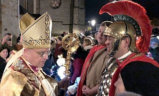 Weihbischof Matthias König empfing die Kinder und auch St. Martin am Paradiesportal des Doms. - Susanne Göbel