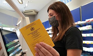 Jennifer Bindemann, Pharmazeutisch technische Assistentin in der Neuen Apotheke in Lübbecke, gibt die Daten in den Computer ein, damit der gelbe Impfpass auf dem Smartphone abrufbar ist. - Archivfoto: Heike von Schulz