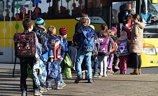 So brav wie auf diesem Foto stehen wohl nur die Grundschüler am Bus an. An den weiterführenden Schulen geht es robuster zu - wohl auch, weil der Platz im Bus knapp und damit heißt begehrt ist. - Felix Kästle