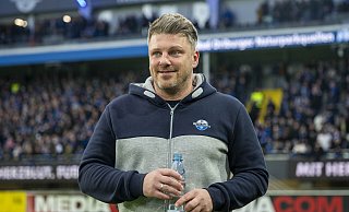 Die Partie gegen Braunschweig war für Lukas Kwasniok das 100. Pflichtspiel als Cheftrainer des SC Paderborn. Allerdings hatte der 42-Jährige am Freitagabend bei seinem Jubiläum keinen Grund zum Jubeln. - picture alliance/dpa