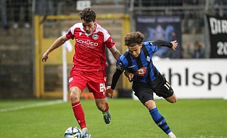 Arminia Bielefelds Christopher Lannert (l.) behauptet sich in dieser Szene gegen den Mannheimer Jalen Hawkins. Vor dem 0:1 wurde ein Foul gegen den Arminen nicht geahndet. - IMAGO/Jan Huebner