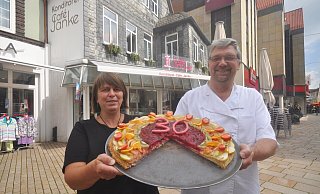 Sieben Jahre ist es her: Dieter Janke und Heike Pustal präsentieren eine große Obsttorte mit der Zahl „30" zum Café-Geburtstag im Jahr 2014. - Archivfoto: Hans-Günther Meyer