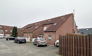 Tatort Stiens Kamp am Freitagmorgen: Zur Aufklärung der Tatumstände des Gewaltverbrechens, bei dem eine 67-jährige Frau ums Leben kam, hat die Polizei die Mordkommission "Stiens" gebildet. - Ralph Meyer