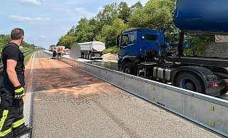 Autsch: Der Kipp-Auflieger des Sattelzuges blieb an der Brücke hängen. - FFW Breuna