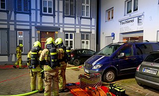 Einsatzkräfte der Paderborner Feuerwehr löschten in der Nacht zu Freitag einen Spänebunkerbrand in einem Tischlereibetrieb in der Krummen Grube. - Ralph Meyer