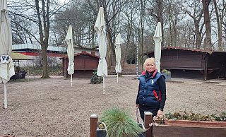 Gastronomin Anna Haas freut sich, dass sie wieder Gäste empfangen kann. Bis Mai möchte sie die Imbiss- und die Getränkebude wieder auf Vordermann bringen. In beiden stand das Wasser. - Anastasia Von Fugler