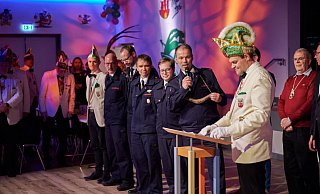 Steinheims Löschzugführer Tobias Jürgens dankt StKG-Präsident Dominik Thiet für den Bumerangorden. - Marc Schriegel/StKG
