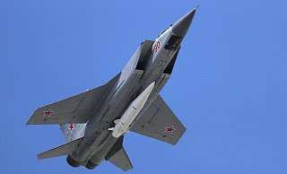 Ein Mikoyan MiG-31 Abfangjäger der russischen Luftwaffe fliegt bei der russischen Militärparade zum "Tag des Sieges" beladen mit einer ballistischen Luft-Boden-Rakete "Kinschal" (Kh-47M2 Kinzhal). - PAVEL GOLOVKIN