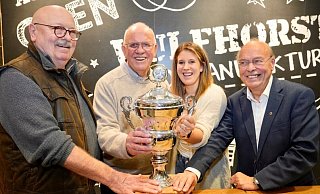 Mit Pokal: Hans Wulfhorst (v.l.), Werner Jöstingmeier, Glücksfee Sandra Hausberger und Jürgen Niemann. - unger