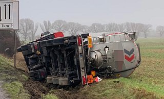 Auf dem Autobahnzubringer (L776) kam dieser Silozug am Montagmorgen von der Fahrbahn ab und kippte in den Graben. - Feuerwehr Büren