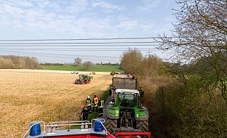 Hinter dem Kipper steht der Radlader. In dessen Schaufel sollte das Saatgut rutschen. - Feuerwehr Porta/Michael Horst