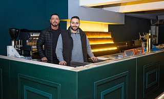 Restaurantleiter Mehmet Kocabiyik (l.) und Berkay Demir haben bis zur Eröffnung noch viel zu tun. Wenigstens der Tresen ist schon fertig. - Mike-Dennis Müller / www.mdm.photo
