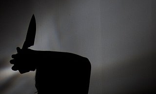 Eine Person hebt ein Messer über den eigenen Kopf. (Symbolfoto) - Niek Verlaan/Pixabay