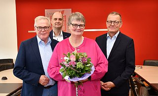 Beim offiziellen Amtsantritt wünschten der neuen Schulrätin für Grundschulen, Maria Komm, (von links) Kreisdirektor Klaus Schumacher, Schulrat Klaus Leweke und Martin Gustorff, Hauptdezernent für Grund- und Förderschulen bei der Bezirksregierung Detmold, einen guten Start. - Kreis Höxter