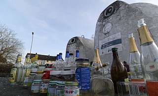 Dass sich Glas vor den Containern türmt, ist besonders während der Lockdowns häufig zu beobachten gewesen. - Simone Flörke