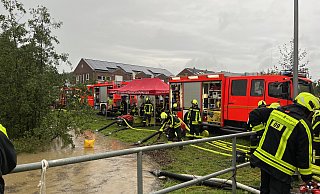 Die Feuerwehr Münster leitet das in der Senke aufgrund von Starkregen angesammelte Wasser durch den Einsatz von einer Vielzahl von Pumpen im Stadtteil Nienberge ab. - Feuerwehr Münster