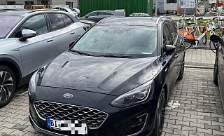 Ein Auto steht in Bielefeld auf einem Elektro-Ladeplatz. Fahrer begehen so eine "Funktionsbeeinträchtigung der Verkehrsfläche", aber nur bei Benzinern. - privat