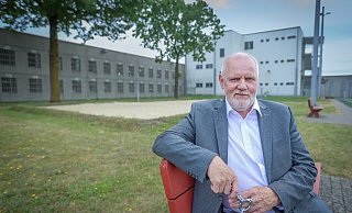 Schluss mit Schmettern: Uwe Nelle-Cornelsen nimmt auch Abschied vom Beachvolleyballfeld der JVA Brackwede. - Sarah Jonek
