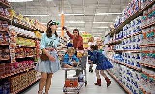 Erzählt wird in "Weißes Rauschen" eine Geschichte rund um die Patchwork-Familie von Professor Jack (Adam Driver), seiner Frau Babette (Greta Gerwig) und vier Kindern aus verschiedenen Beziehungen. - Wilson Webb/Netflix/dpa
