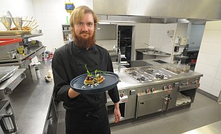 Auch ein kleines Dessert lässt sich hübsch anrichten. Der junge Rahdener Koch Jeremia Reifenscheid hat auch hier den Dreh raus. - Joern Spreen-Ledebur