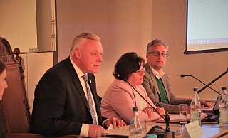 „Das macht man nicht!“ sagte Bürgermeister Daniel Hartmann (v. l.) über das Vorgehen gegen Claudia Koch. Stefan Fellmann hört genau zu. Foto: David Schellenberg - David Schellenberg