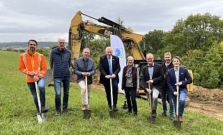 Beim ersten Spatenstich des neuen Hochbehälters im Triftweg (von links nach rechts): Tobias Bielefeld, Ingenieurbüro Turk, Johannes Schönhoff, Geschäftsführer Gebr. Schönhoff GmbH & Co.KG, Sönke Verwohl, Prokurist GWH, Daniel Hartmann, Bürgermeister der Stadt Höxter, Helga Winkelhahn, Aufsichtsrat GWH, Matthias Bieler, Geschäftsführer GWH, Bernhard Echterling, Bauleiter Gebr. Schönhoff und David Dierkes, Technischer Leiter Gas und Wasser GWH. - Weserstadtwerke