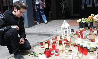 Nicole Rostemeier aus Paderborn hat eine Kerze aufgestellt und einen kurzen Brief geschrieben, um ihre Anteilnahme und Solidarität auszudrücken - Holger Kosbab