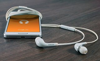 Unter anderem auf Mobiltelefone hat es die junge Frau offenbar abgesehen. - Symbolfoto: Pixabay